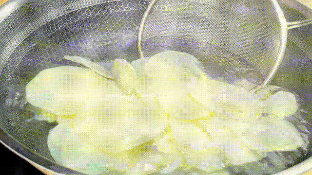 Tự làm snack khoai tây giòn thơm hóa ra không khó chút nào!-3