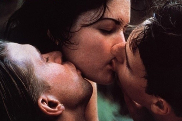 Bất ngờ trượt xe ngã xuống đường, người phụ nữ bị tông tử vong-1