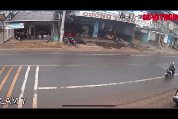 Bất ngờ trượt xe ngã xuống đường, người phụ nữ bị tông tử vong