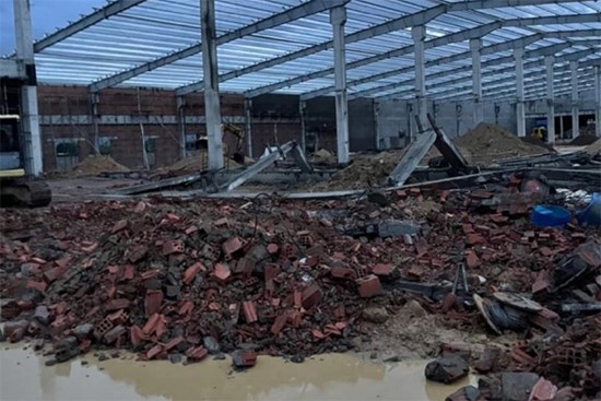 Vụ sập tường nhà xưởng khiến 5 người chết: Nạn nhân kể lại giây phút kinh hoàng