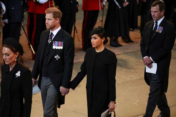 Đằng sau cái nắm tay khiến vợ chồng Hoàng tử Harry bị chỉ trích-1