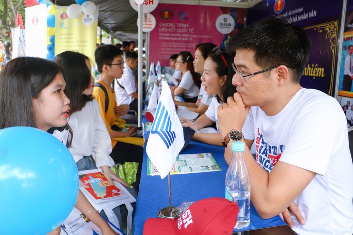 Báo chí lấy điểm cao chót vót gần tuyệt đối, hiệu trưởng nói gì?-2