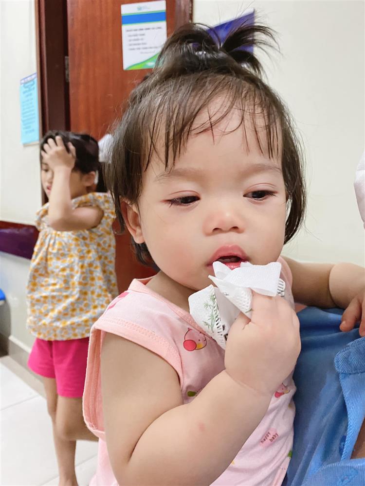 Bé sốt cao mấy ngày không khỏi, mẹ bàng hoàng khi biết con nhiễm virus Adeno-4