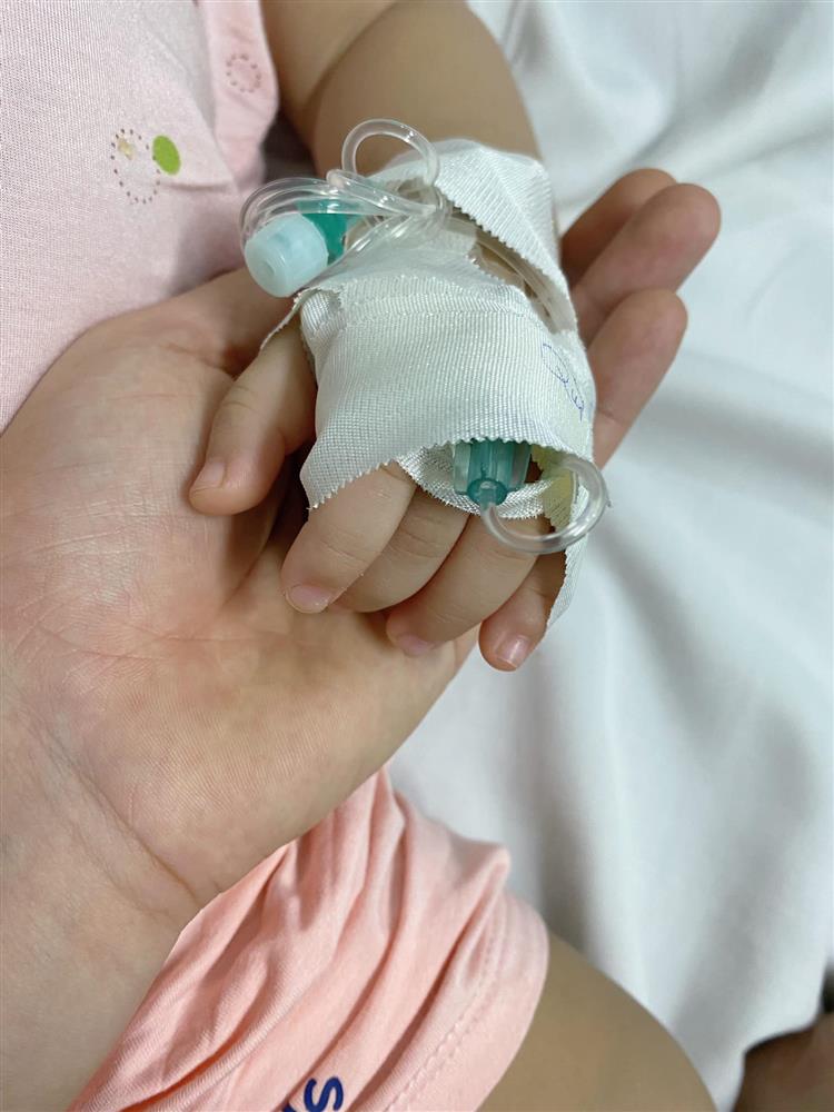 Bé sốt cao mấy ngày không khỏi, mẹ bàng hoàng khi biết con nhiễm virus Adeno-6