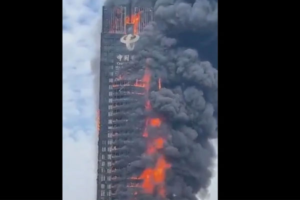 Cháy lớn tại tòa nhà chọc trời ở Trung Quốc-1