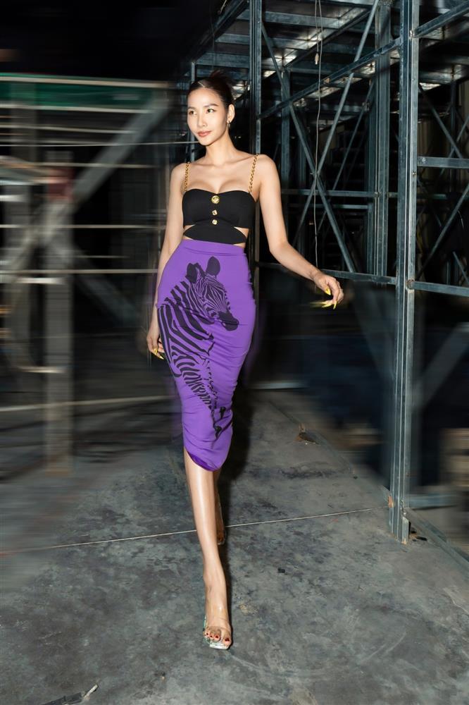 Á hậu Hoàng Thùy lên đồ gợi cảm, thả dáng chuẩn fashionista trong loạt ảnh mới-1