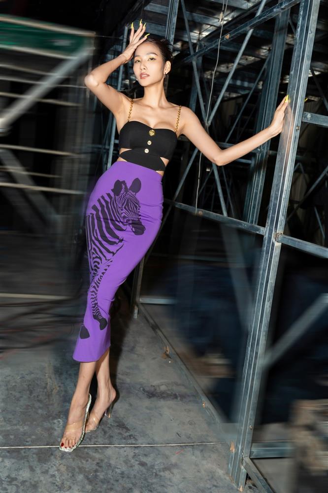 Á hậu Hoàng Thùy lên đồ gợi cảm, thả dáng chuẩn fashionista trong loạt ảnh mới-5