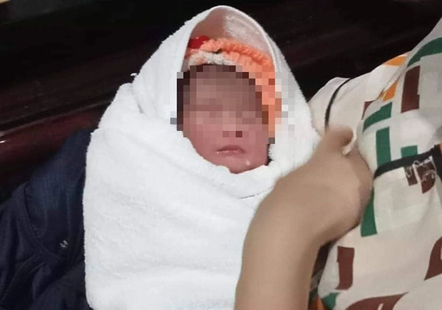 Bé gái còn nguyên dây rốn bị bỏ rơi trước cổng chùa Xuân Lư-1