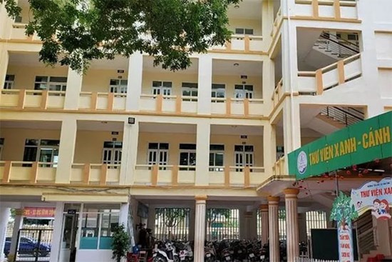 Nam sinh lớp 5 rơi từ tầng 4 trường học xuống đất