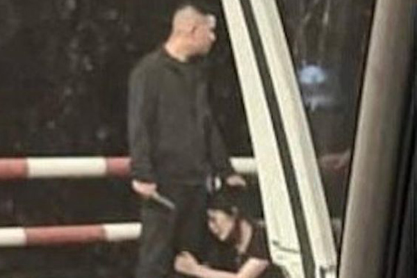 Vụ đâm chết người trên phố: Tài xế taxi chặn đầu xe máy chở đôi nam nữ có trách nhiệm gì?-3