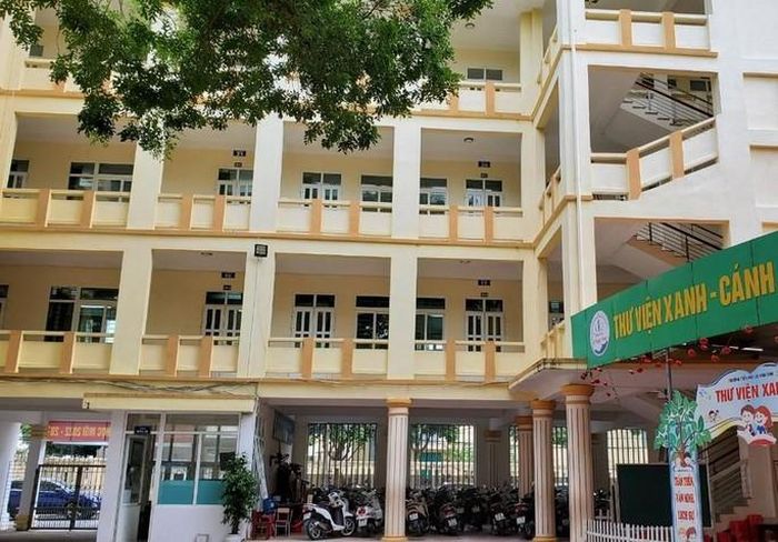 Nam sinh lớp 5 rơi từ tầng 4 trường học xuống đất-1