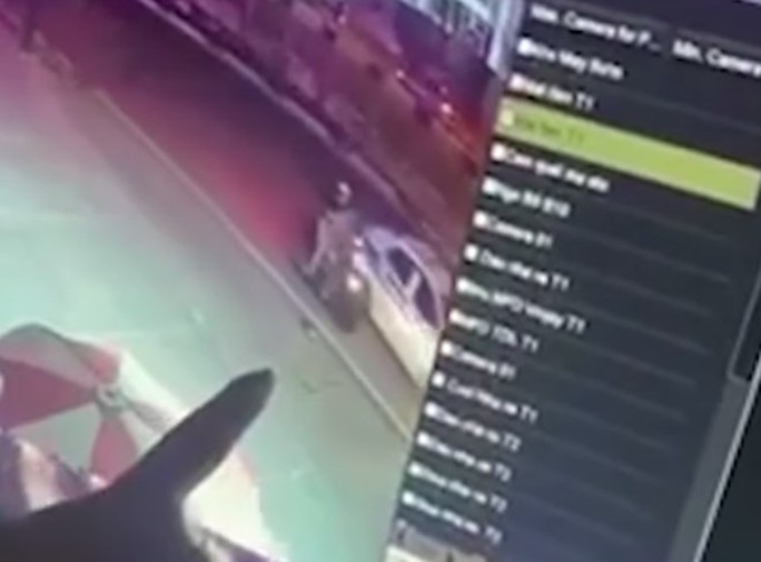 Vụ đâm chết người trên phố: Tài xế taxi chặn đầu xe máy chở đôi nam nữ có trách nhiệm gì?-2