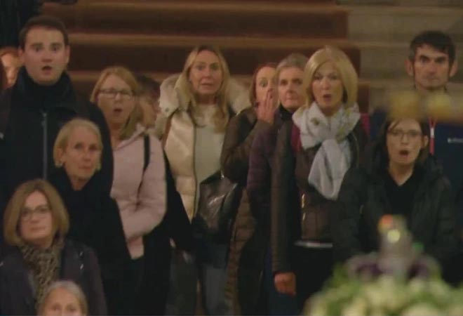 Cảnh sát Anh quật ngã người xông tới linh cữu cố nữ hoàng-1