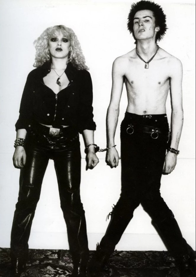 Những chiếc quần như vẽ lên thân bị kỳ thị vẫn được phái đẹp diện xuống phố-5