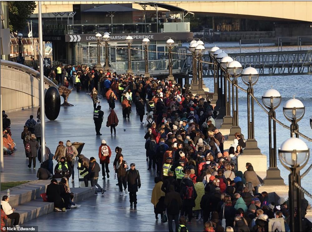 Thời gian chờ viếng Nữ hoàng Anh tới 24h, các nhà lãnh đạo thế giới tới London-6