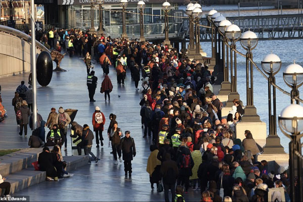 Hoàng tử Harry mặc quân phục trong lễ canh thức cố nữ hoàng-9