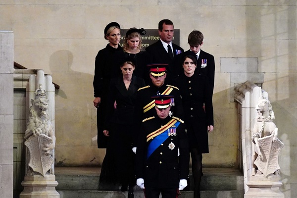 Hoàng tử Harry mặc quân phục trong lễ canh thức cố nữ hoàng-1