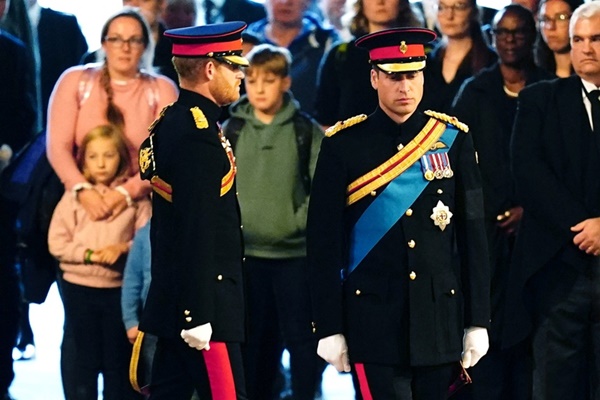 Hoàng tử Harry mặc quân phục trong lễ canh thức cố nữ hoàng-2