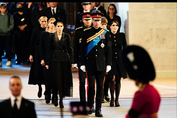 Hoàng tử Harry mặc quân phục trong lễ canh thức cố nữ hoàng-3