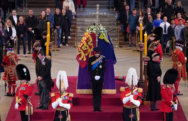 Hoàng tử Harry mặc quân phục trong lễ canh thức cố nữ hoàng-4