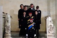 Hoàng tử Harry mặc quân phục trong lễ canh thức cố nữ hoàng