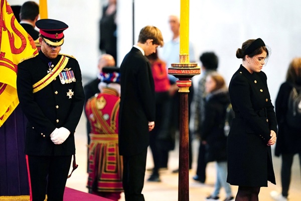 Hoàng tử Harry mặc quân phục trong lễ canh thức cố nữ hoàng-5