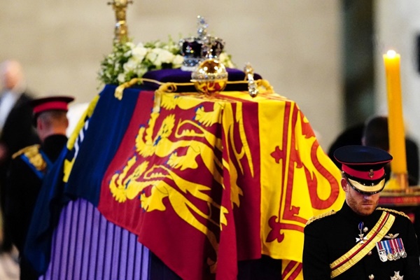 Hoàng tử Harry mặc quân phục trong lễ canh thức cố nữ hoàng-6