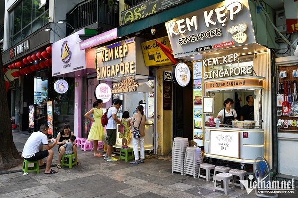 Tò mò với kem kẹp, món quà vặt nổi tiếng Singapore tại Hà Nội-1