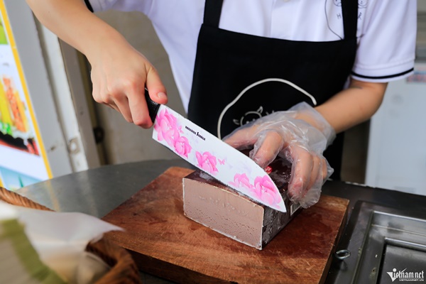 Tò mò với kem kẹp, món quà vặt nổi tiếng Singapore tại Hà Nội-5