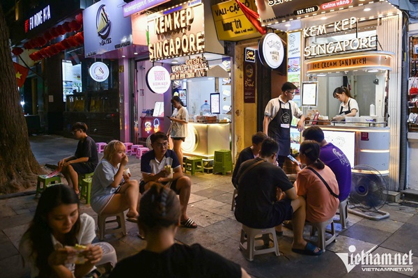 Tò mò với kem kẹp, món quà vặt nổi tiếng Singapore tại Hà Nội-8
