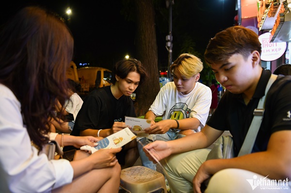 Tò mò với kem kẹp, món quà vặt nổi tiếng Singapore tại Hà Nội-9