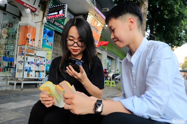 Tò mò với kem kẹp, món quà vặt nổi tiếng Singapore tại Hà Nội-10