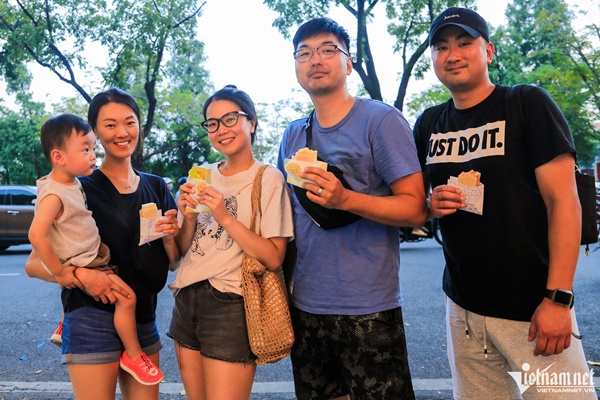 Tò mò với kem kẹp, món quà vặt nổi tiếng Singapore tại Hà Nội-11