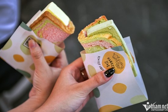 Tò mò với kem kẹp, món quà vặt nổi tiếng Singapore tại Hà Nội