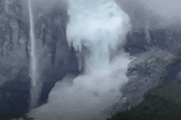 Núi băng khổng lồ đổ sầm ở Chile