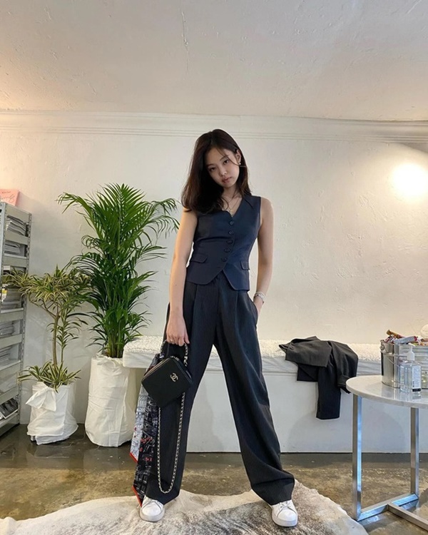 Song Hye Kyo, Jisoo diện áo gile sang chảnh, ăn gian tuổi-5