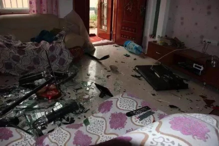 Cận cảnh hậu quả hết hồn từ những trận cãi nhau tóe lửa của các cặp đôi-4