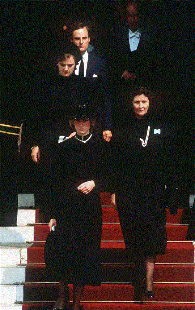 Tại sao ngọc trai luôn là món nữ trang không thể thiếu trong tang lễ Hoàng gia?-8