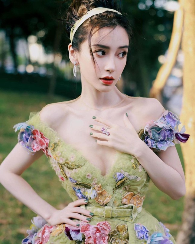 Angelababy bị chỉ trích vì nghiện thuốc lá-2