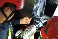 Giải cứu đôi nam nữ bị mắc kẹt trong thang máy giữa đêm khuya