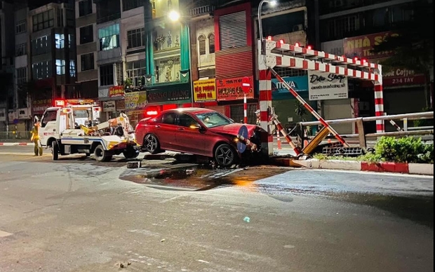 Clip: Nữ tài xế lái Mercedes đâm vào chân cầu vượt, loạng choạng bước xuống xe-1