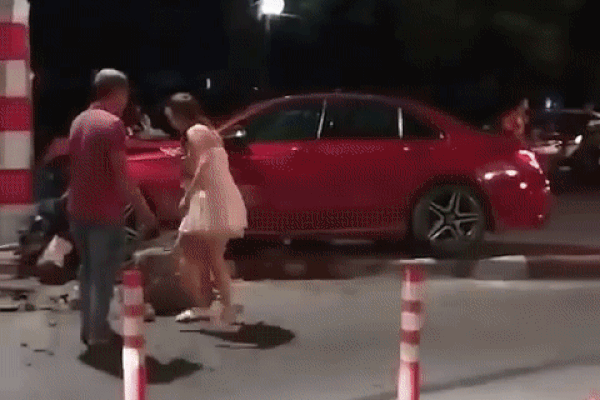 Clip: Nữ tài xế lái Mercedes đâm vào chân cầu vượt, loạng choạng bước xuống xe