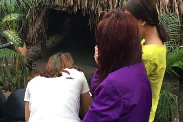 Bé gái bị đưa lên xe ô tô chở đi phục vụ tại cơ sở massage-1