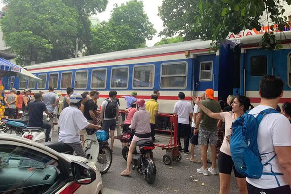 Hà Nội: Du khách nước ngoài gặp nạn khi chụp ảnh ở phố cà phê đường tàu-1