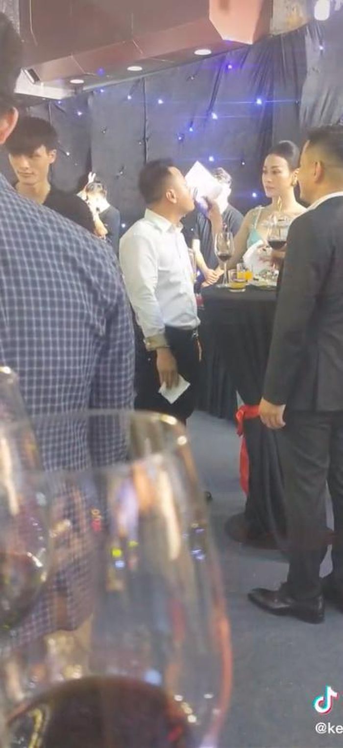 Lộ thêm hình ảnh thân mật, nắm tay nơi công cộng của Phương Oanh và shark Bình-4