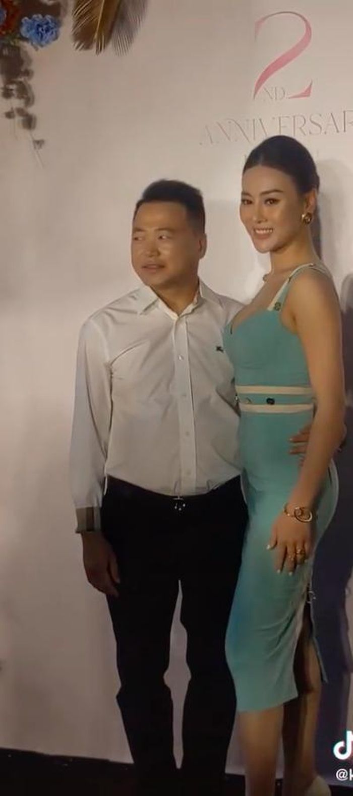 Lộ thêm hình ảnh thân mật, nắm tay nơi công cộng của Phương Oanh và shark Bình-2