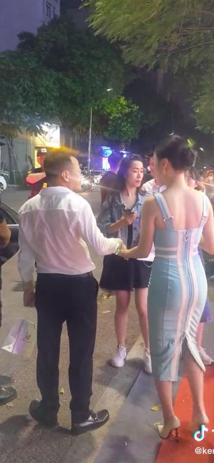 Lộ thêm hình ảnh thân mật, nắm tay nơi công cộng của Phương Oanh và shark Bình-6