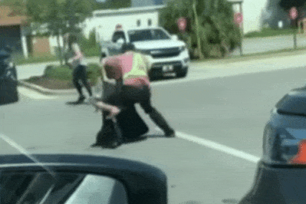 Người phụ nữ dũng cảm túm cổ, quật ngã tên cướp dây chuyền-1