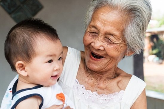 Những quan điểm cha mẹ cần giữ vững khi giao con cho ông bà chăm sóc và dạy dỗ