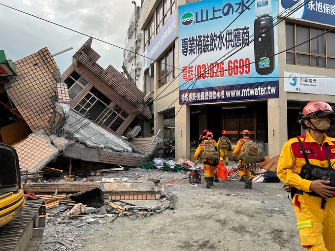 Nhà cửa đổ sập sau trận động đất mạnh tại Đài Loan-1